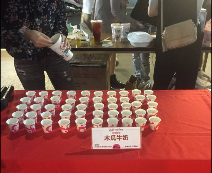 ▲高市經發局在六合夜市辦理「辦桌免費吃」促銷活動，民眾到場才發現，不但沒有擺桌請客，現場免費喝的木瓜牛奶也只是一人一小杯。（圖／市議員陳若翠提供）