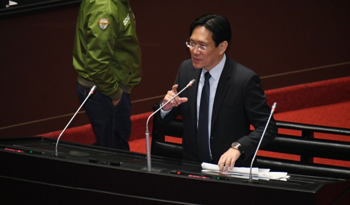 ▲民眾黨立委張其祿質詢行政院長蘇貞昌，蘇貞昌為小編制做梗圖攻擊國民黨道歉。　（圖／記者林調遜攝）