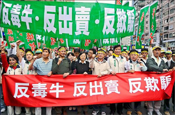 ▲洪孟楷秀出照片,指是民進黨先講萊劑有毒。 (圖/洪孟楷辦公室提供)