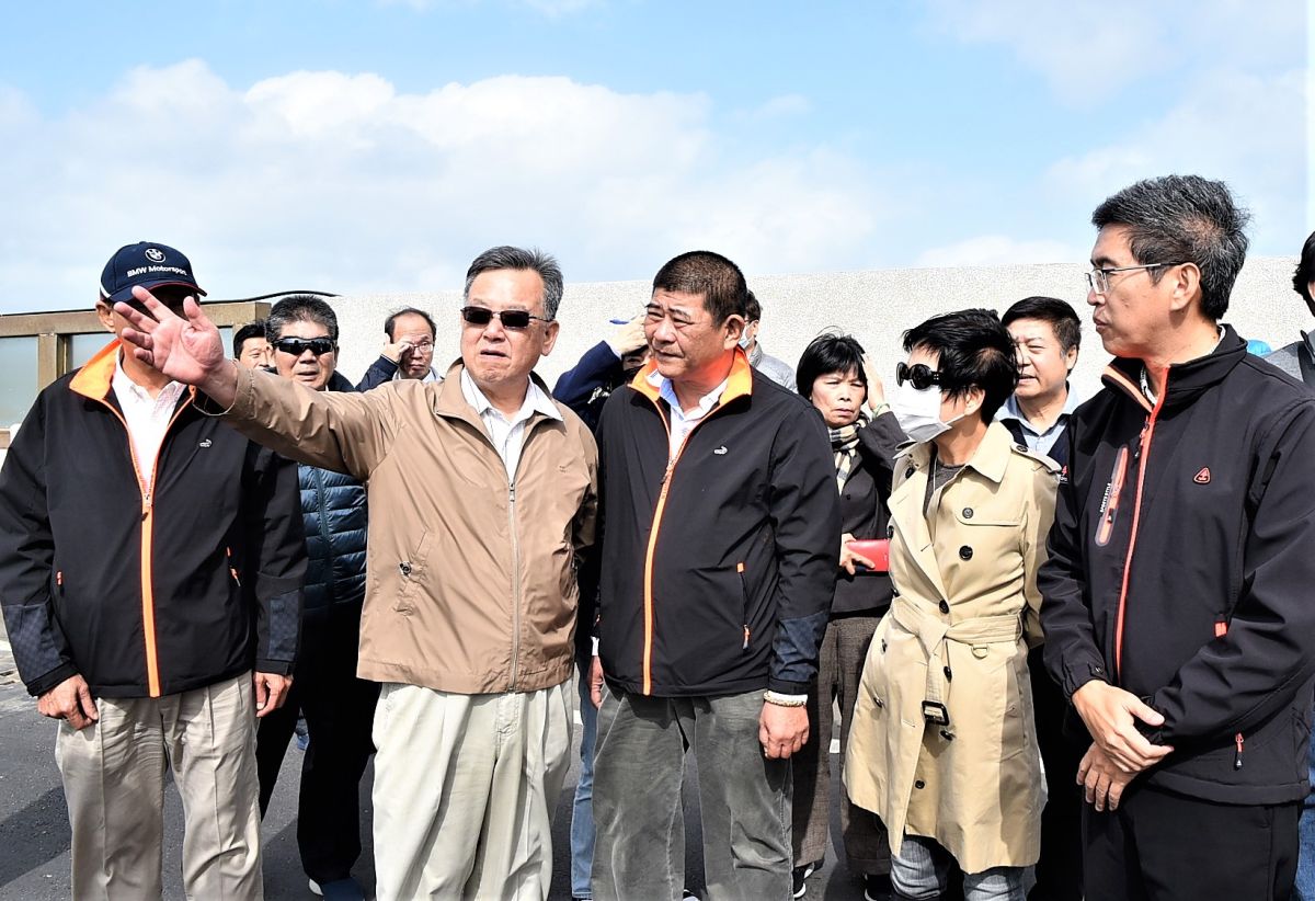 ▲澎湖冬天在中正、永安、跨海大橋、成功橋幾處風口，常發生機車騎士轉倒的事故，縣長賴峰偉說指示工務處在橋旁增設機車慢車道，以維護民眾通行安全。（圖／澎湖縣政府提供）