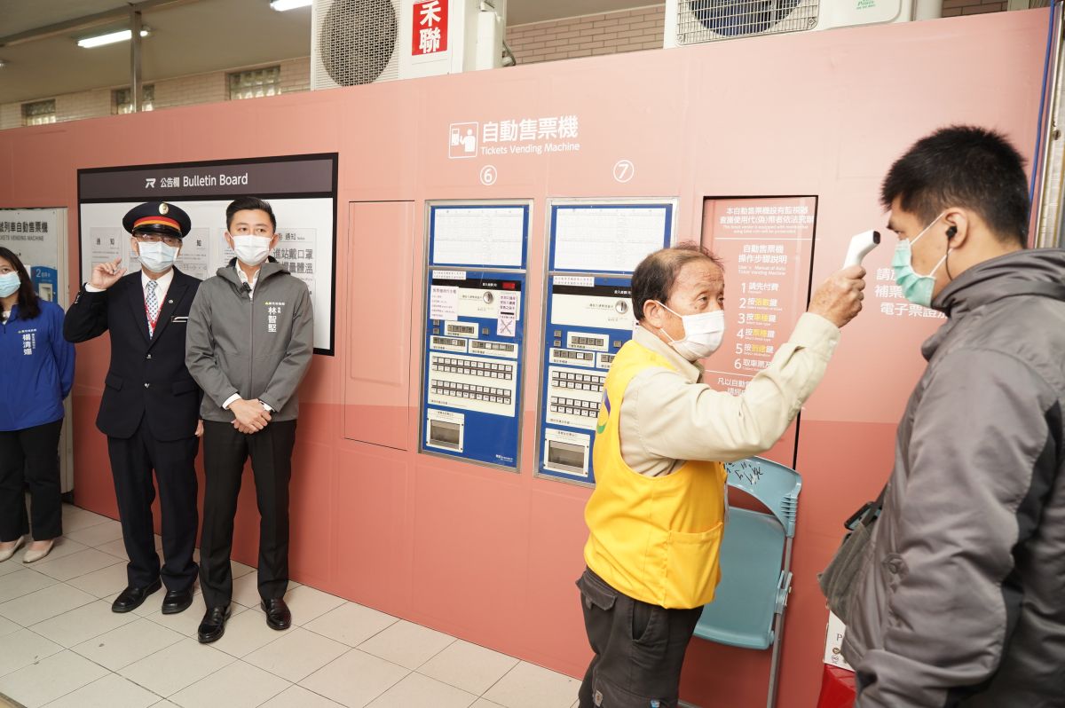 ▲新竹市長林智堅今(1)日視察新竹火車站與轉運站，並沿途叮嚀民眾要配戴口罩。(圖/記者金祐妤攝,109.12.1）