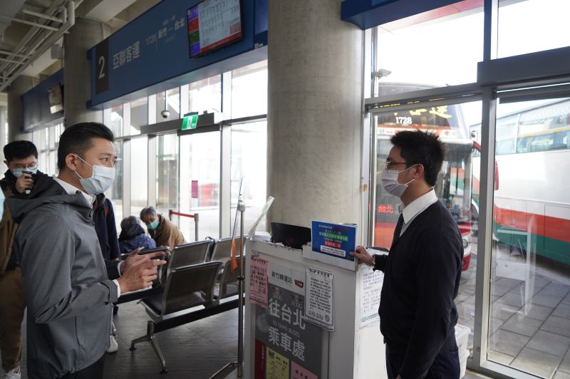 ▲新竹市長林智堅今(1)日視察新竹火車站與轉運站,並沿途叮嚀民眾要配戴口罩。(圖/記者金祐妤攝,109.12.1)