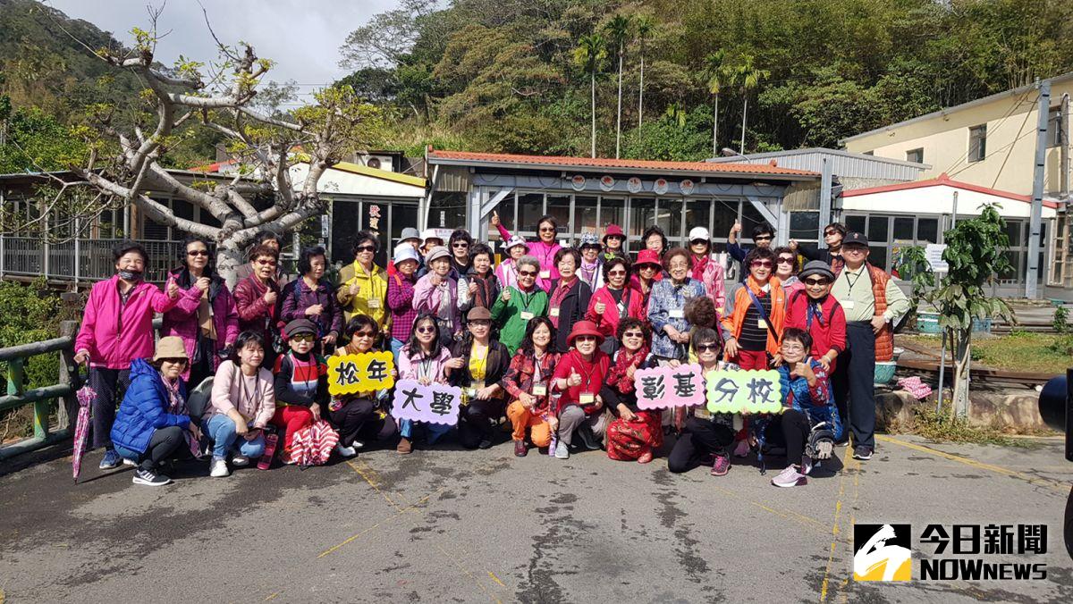 ▲詹麗珠博士（前排中）領隊，首站前往新竹九芎湖生態園區開啟嶄新的視野，進行一日戶外教學。（圖／記者陳雅芳攝，2020.12. 01）