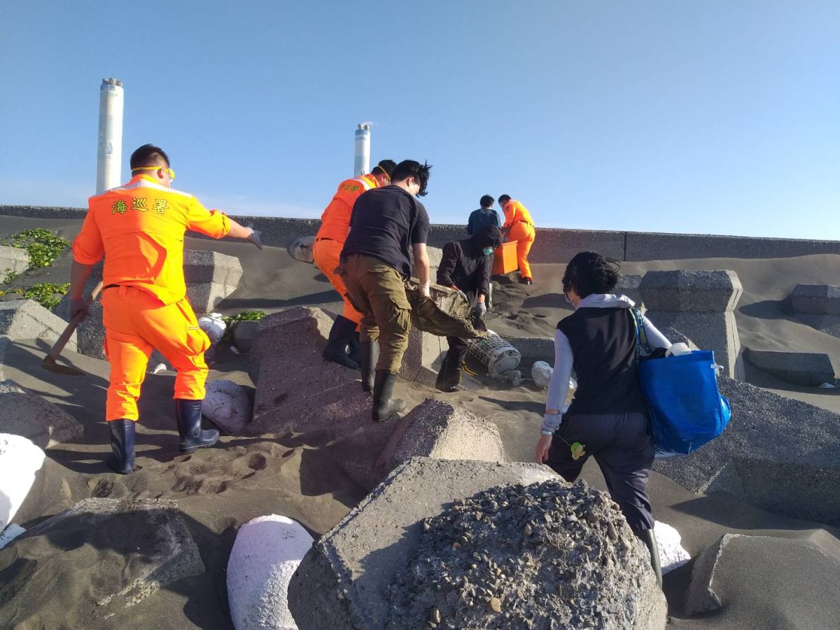 ▲在麥寮西北堤岸際發現死亡海龜。（圖／海巡署中部分署第四岸巡隊提供）