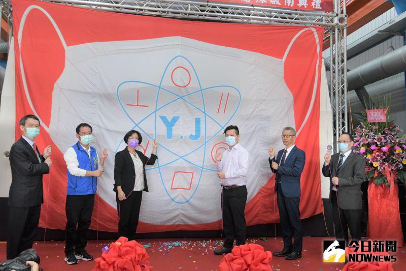 ▲元精公司特別準備「超大口罩」造型的紅布幕來揭幕，代表對台灣防疫的肯定，有信心在力抗疫情同時來搶單。（圖／記者陳雅芳攝，2020.12. 01）