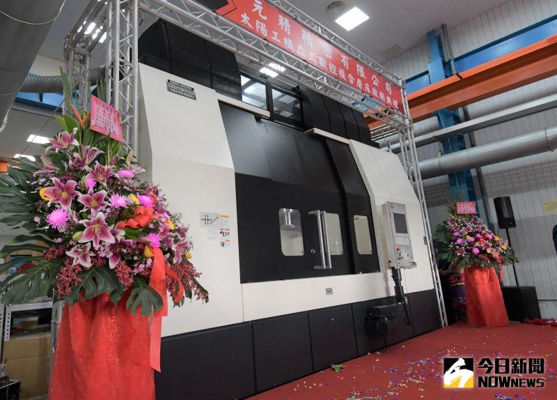▲和美鎮元精精密公司引進日本造價5千萬元的研磨機，這也是全亞洲最大的研磨機。（圖／記者陳雅芳攝，2020.12.