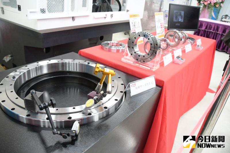 ▲引進本太陽工機2.5米立式磨床及全廠智慧機械串聯啟用,可專門生產大型軸承,精密度可達0.002mm,比頭髮還細。(圖/記者陳雅芳攝,2020.12.