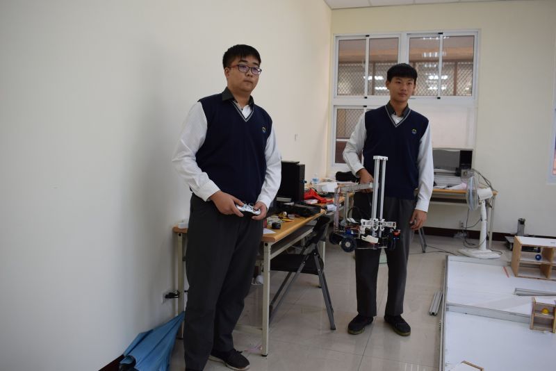 ▲機器人撿球設計賴明賢、周俊佑。(圖/記者洪佳伶攝,2020.12.01)