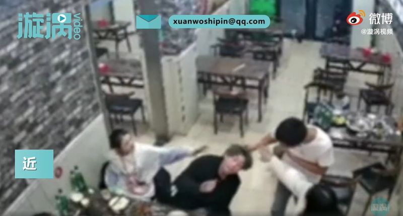 ▲隔壁的醉漢因忌妒男子帶美女吃飯,所以才動手打人。(圖/翻攝自《漩渦視頻》