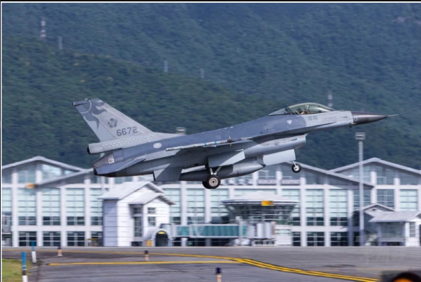 ▲空軍F-16戰機,由飛官作戰隊長蔣正志駕駛的F-16A型機(單座機) 機號6672。(圖/軍聞社提供)