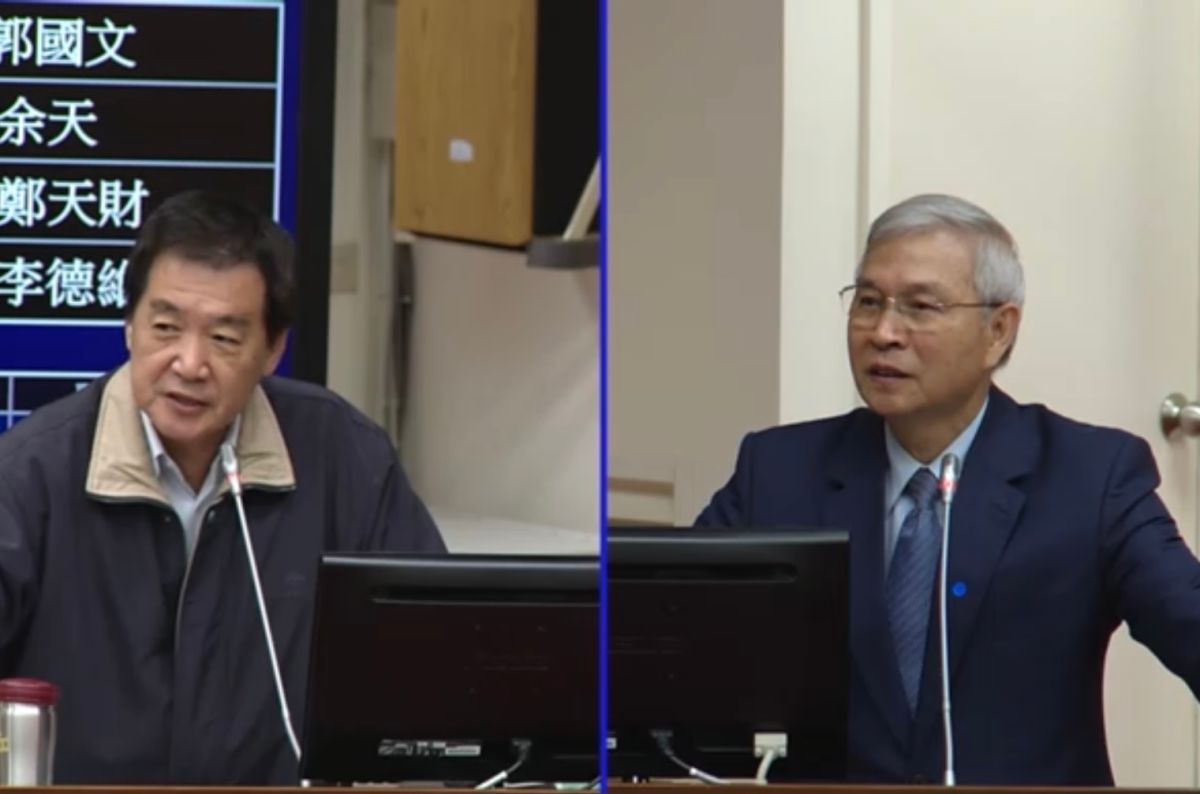 ▲監察院發函要央行針對調節匯率進行說明，對此，國民黨立委費鴻泰（左）批評監察院撈過界，還點名監察院長陳菊還想當總統，全部的事都要管。（圖／擷取自立法院議事轉播）