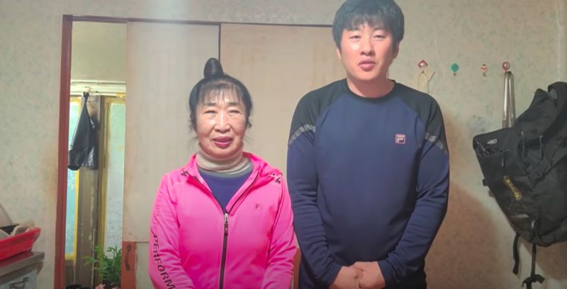 ▲南韓一名38歲網紅「波仔」，娶了65歲的女人當妻子後，發現妻子真實年齡是73歲。（圖／翻攝다정한부부