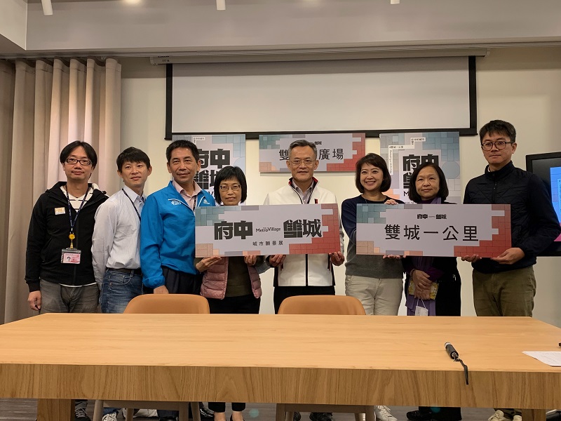 ▲工務局長詹榮鋒(右)和策展設計總監劉真蓉女士一起召開記者會,說明願景展內容。(圖/記者康子仁攝)