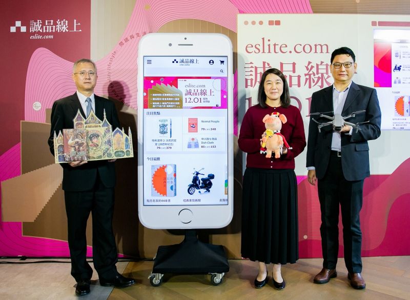 ▲誠品董事長吳旻潔(右2)、誠品總經理李介修(左1)、誠品電子商務處副總經理張鈿浤(右1)