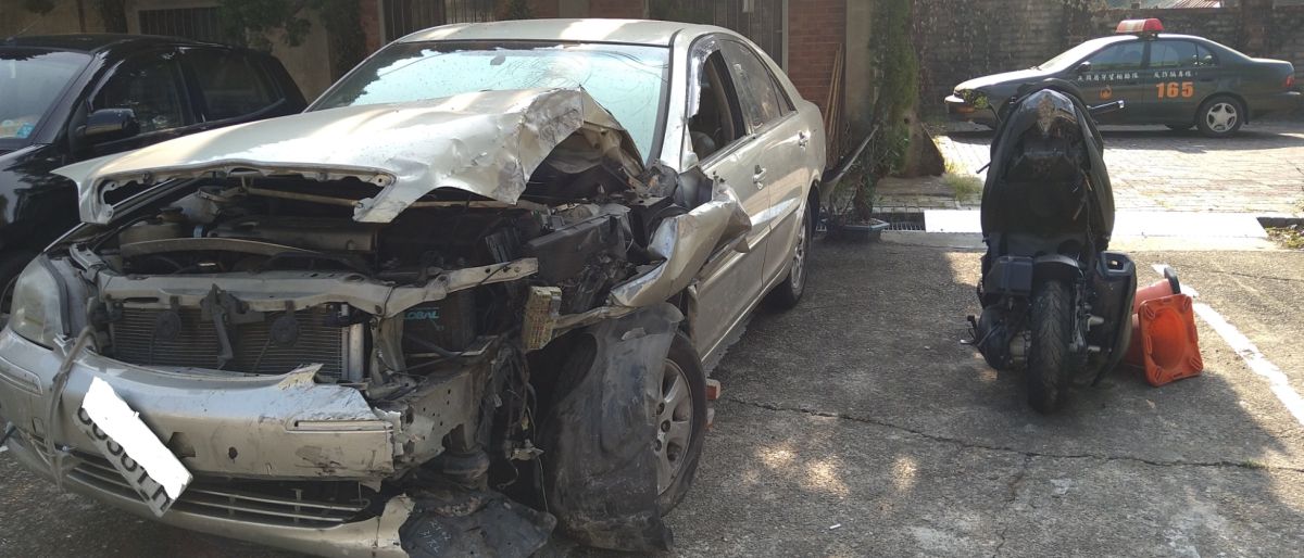 ▲古坑鄉永光村聚落發生的酒駕A1肇逃後自撞民宅的重大事故，造成肇事車和受撞機車嚴重損毀。（圖／記者簡勇鵬攝，2020.12.02）