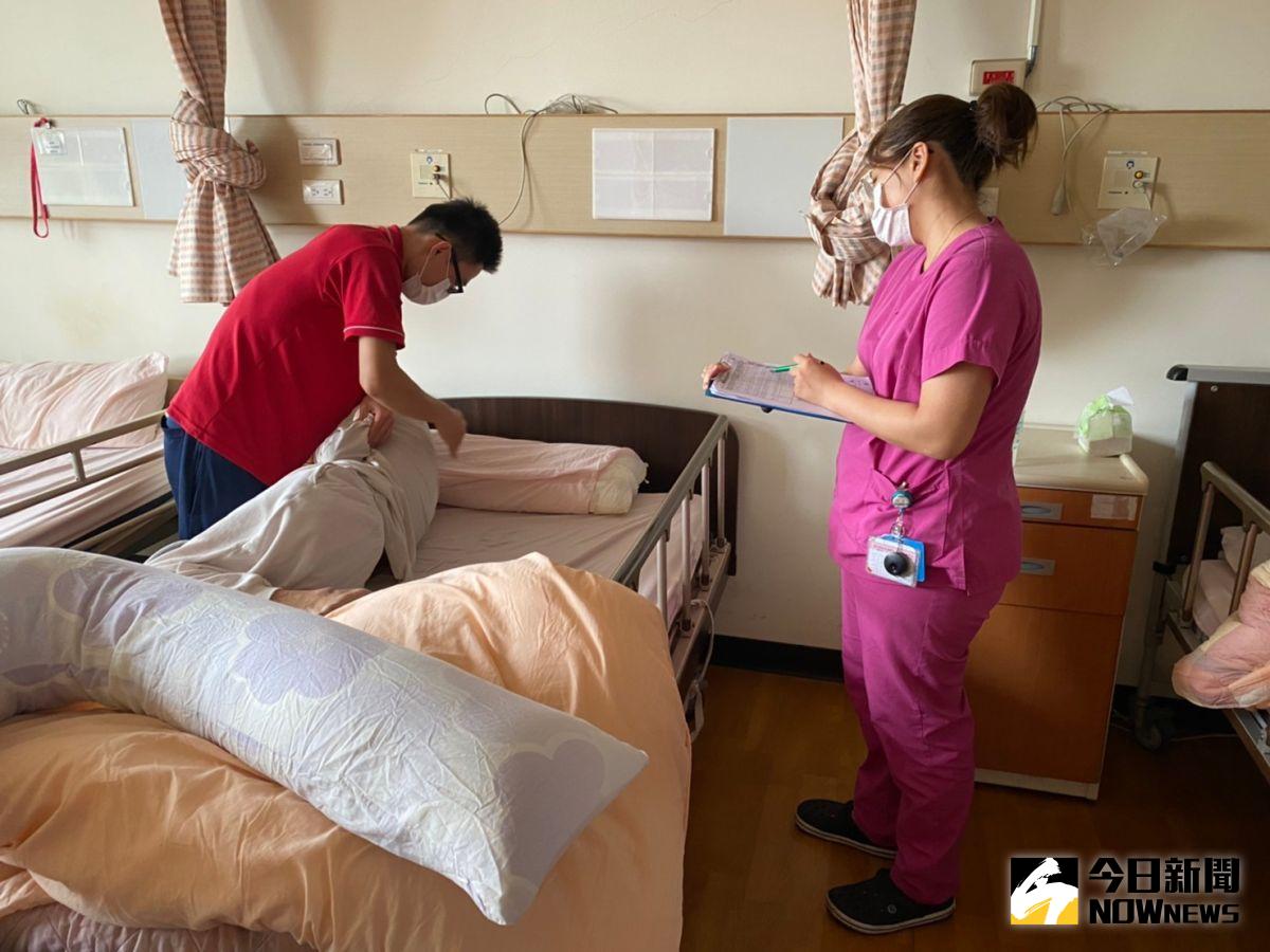 ▲指揮中心研議長照解封，工作人員疫苗施打率須達八成。（圖／NOWnews資料照，記者陳雅芳攝）