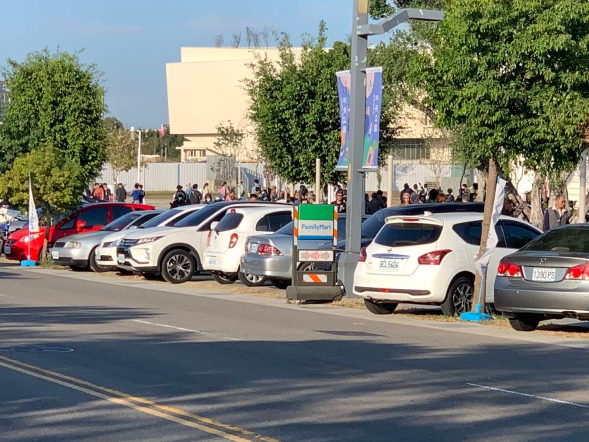 ▲中央公園將在6日啟用，公園停車亂象，人行道及綠帶都被停滿車。(圖／楊正中提供2020.12.2)