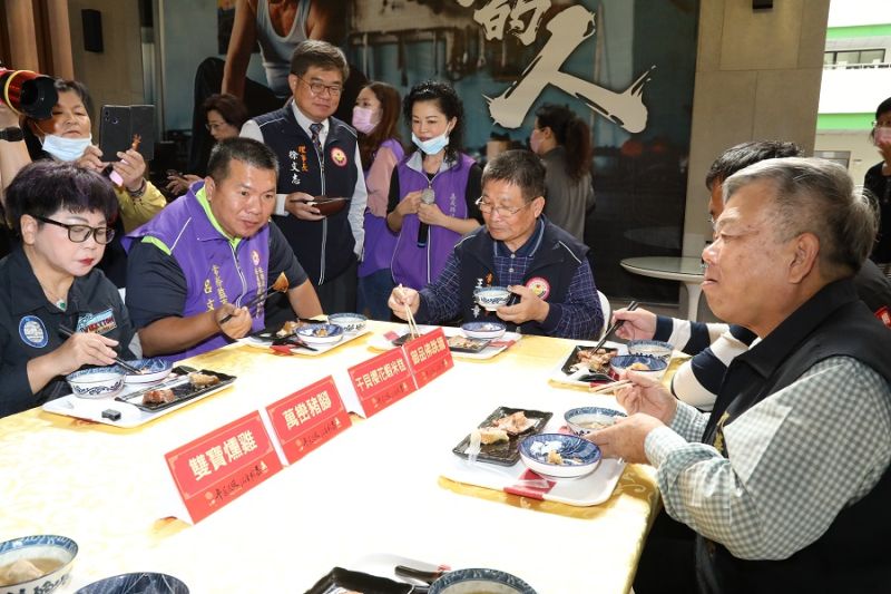 ▲愛心年菜還是要經過試吃,再以人氣票選出4道佳肴。(圖/嘉義縣政府提供)
