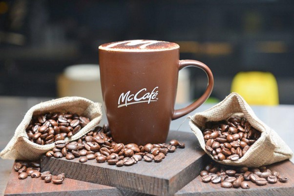 ▲McCafé選用阿拉比卡咖啡豆以及義式研磨技術，搭配咖啡師專業技巧沖煮的咖啡，讓咖啡散發濃郁香氣。（圖／品牌提供）