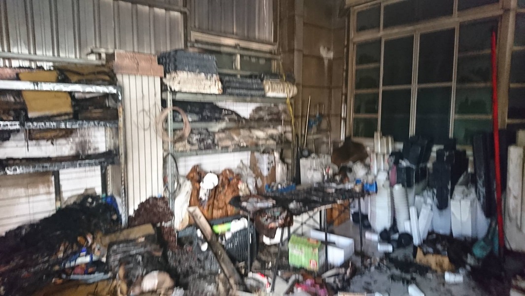 ▲嘉義縣北港路某透天厝車庫起火。(圖／記者陳惲朋翻攝)