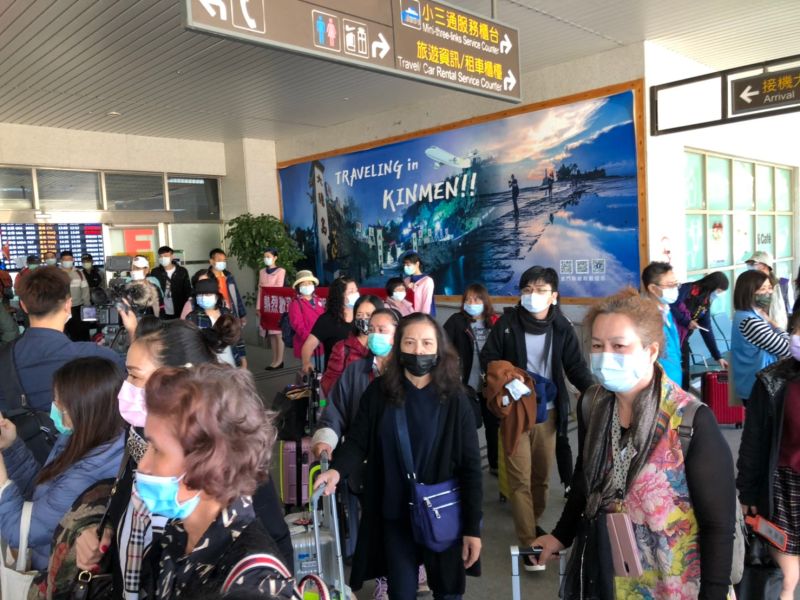 ▲金門花蓮雙向包機旅遊,今天約中午左右,約180名花蓮遊客抵金。(圖/蔡若喬攝)