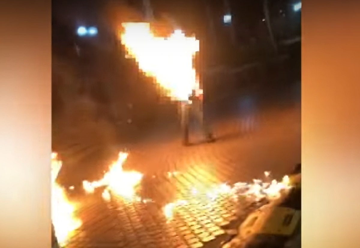 ▲老翁赴中天電視台自焚。（圖／翻攝自民眾提供畫面）