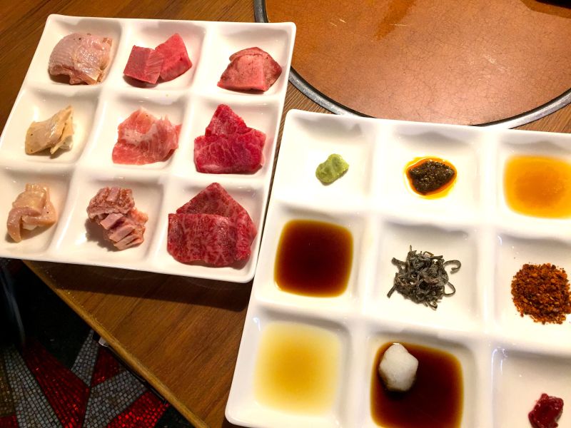 ▲集結9款不同肉品,依序搭配9種各具特色的沾醬,從清爽品嚐到濃厚風味。(圖/記者黃仁杰攝)