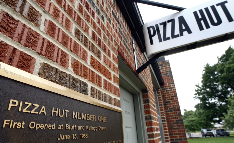 ▲美國披薩連鎖品牌必勝客（Pizza Hut）創辦人卡尼（Frank Carney）因肺炎病逝，享壽82歲。他與胞兄1958年在堪薩斯州威契塔（Wichita）攜手開創必勝客速食帝國。（圖／美聯社／達志影像）