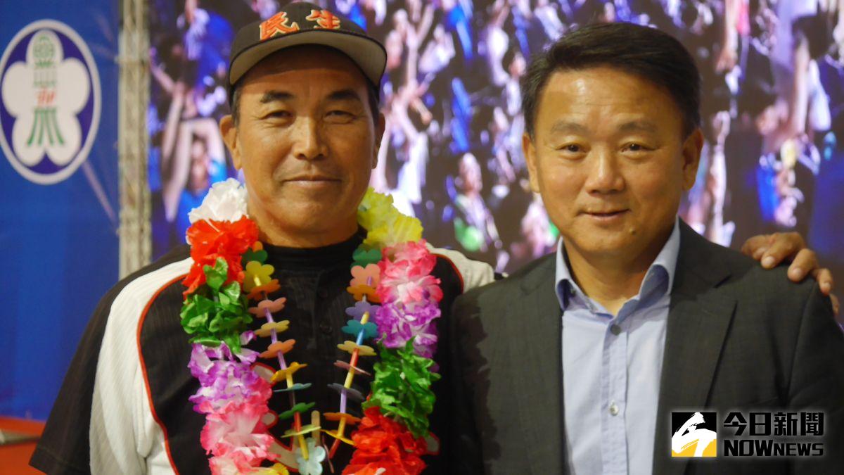 ▲嘉義市民生國中總教練李文傳與富邦悍將總教練洪一中。（圖／吳政紘攝）