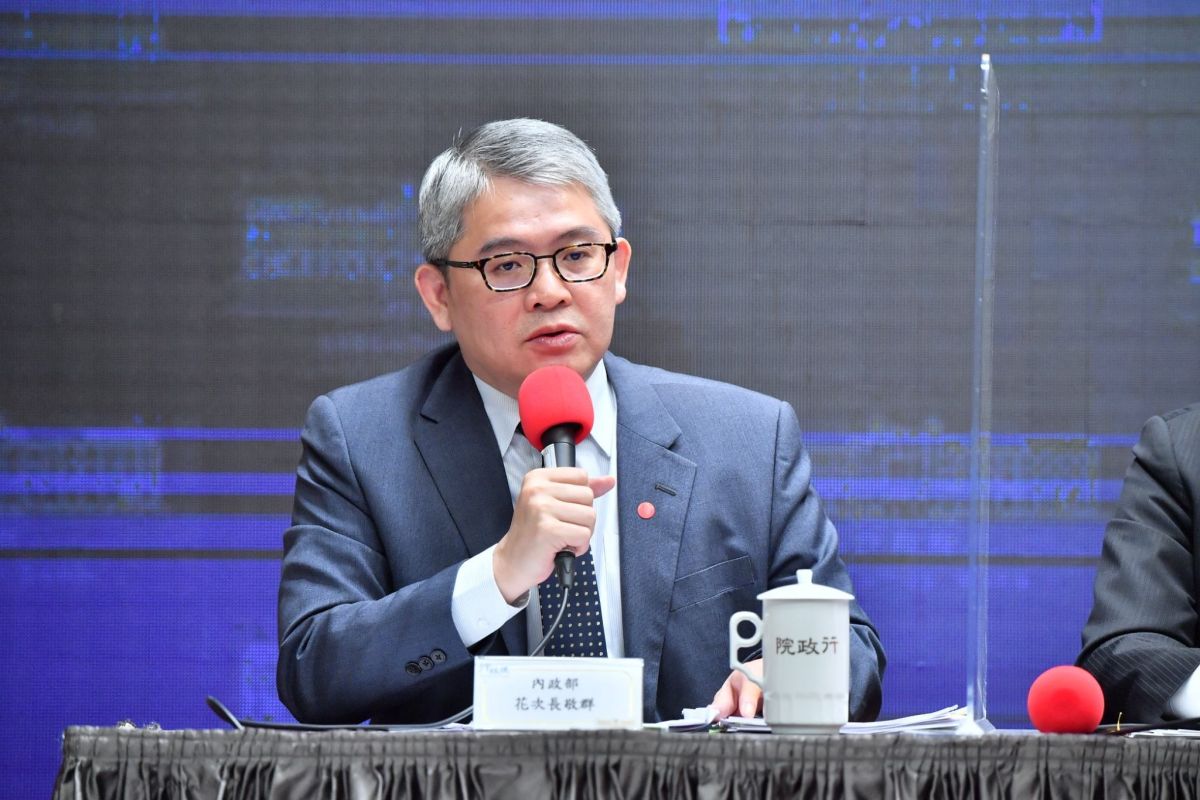 ▲時代力量立委邱顯智在昨（5）晚臉書PO文指出，六都房價負擔能力指標超過合理門檻，引來內政部次長花敬群留言「時代蟑螂真的有夠髒」，引發爭議。（圖／行政院提供）