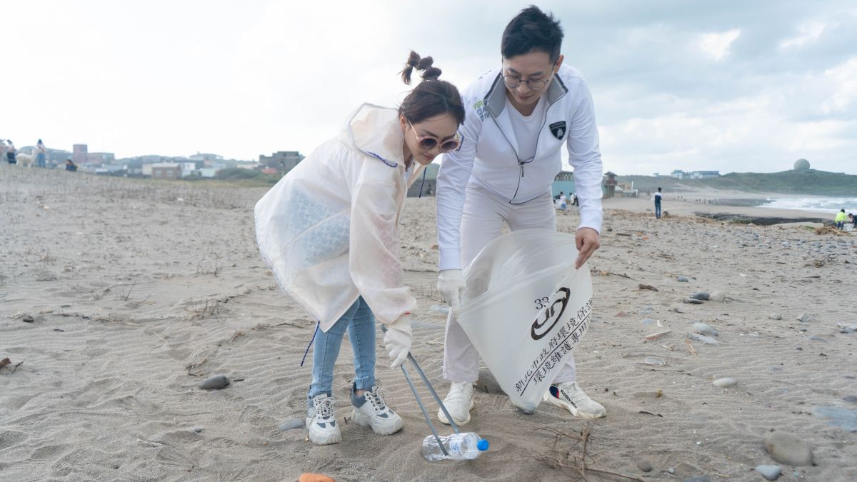 ▲王宥忻（左）帶著老公、小孩一起參與公益淨灘活動。（圖／固力狗娛樂提供）