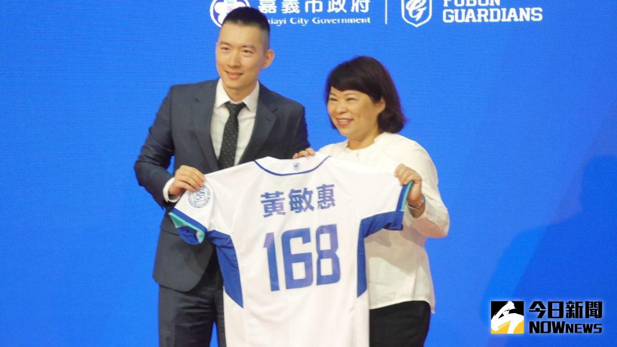 ▲富邦領隊蔡承儒與嘉義市長黃敏惠。（圖／吳政紘攝）