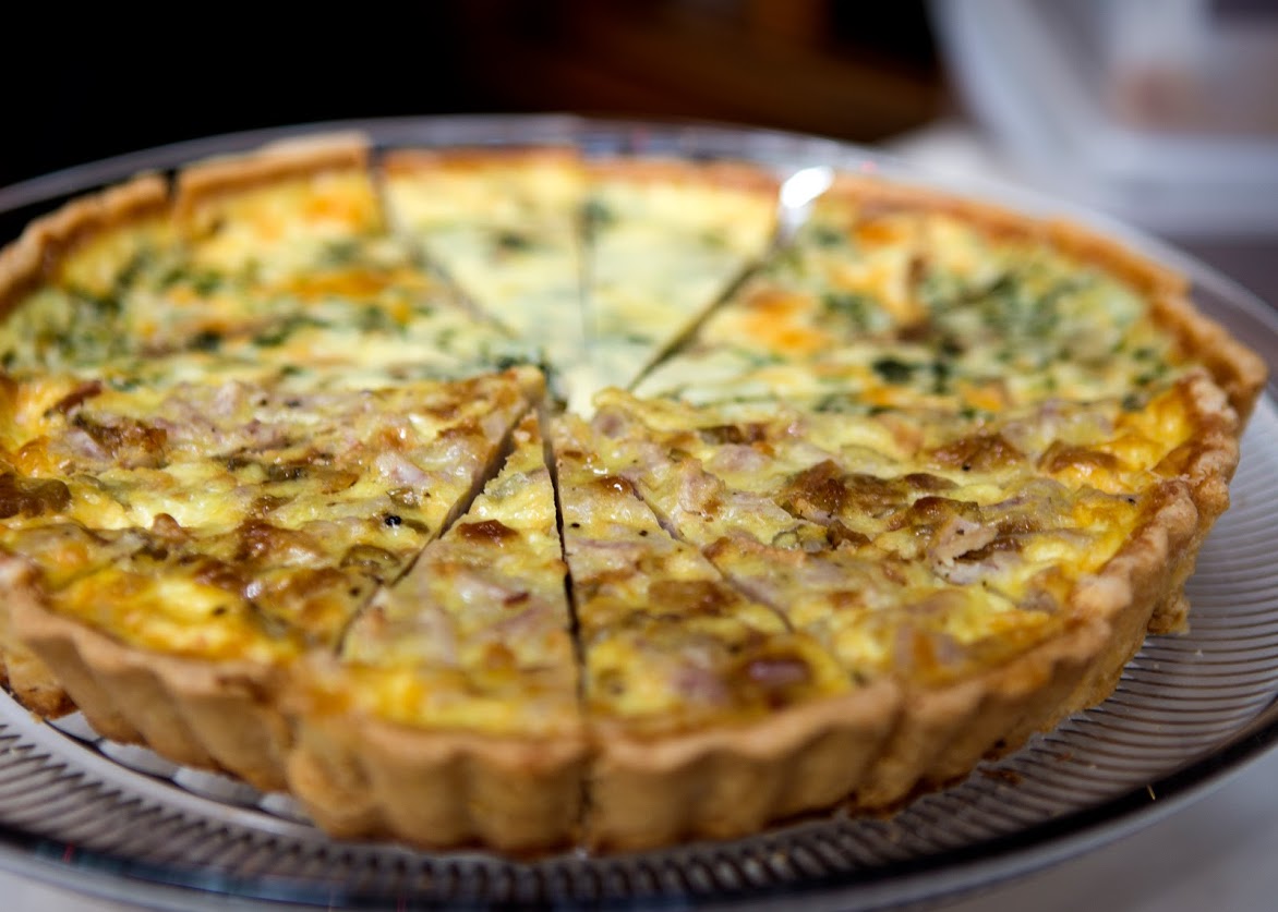 ▲運用惜食食材，劉姐打造出饕客也難以拒絕的蔬食法式鹹派。（圖／新北市政府提供）