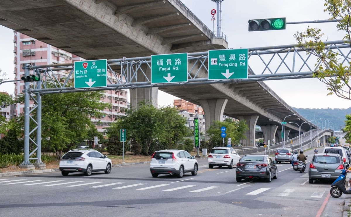 ▲國道標誌牌掉落釀車損，計程車司機獲判國賠7萬元。（示意圖／NOWnews資料照）