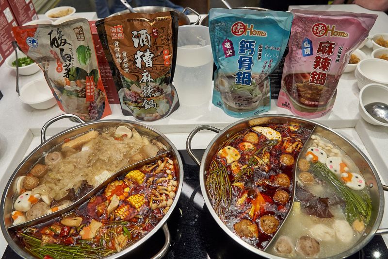 ▲家樂福在寒冬之際備足了上百種火鍋商品,從火鍋料、湯頭、湯底、爐類等。(圖/家樂福提供)