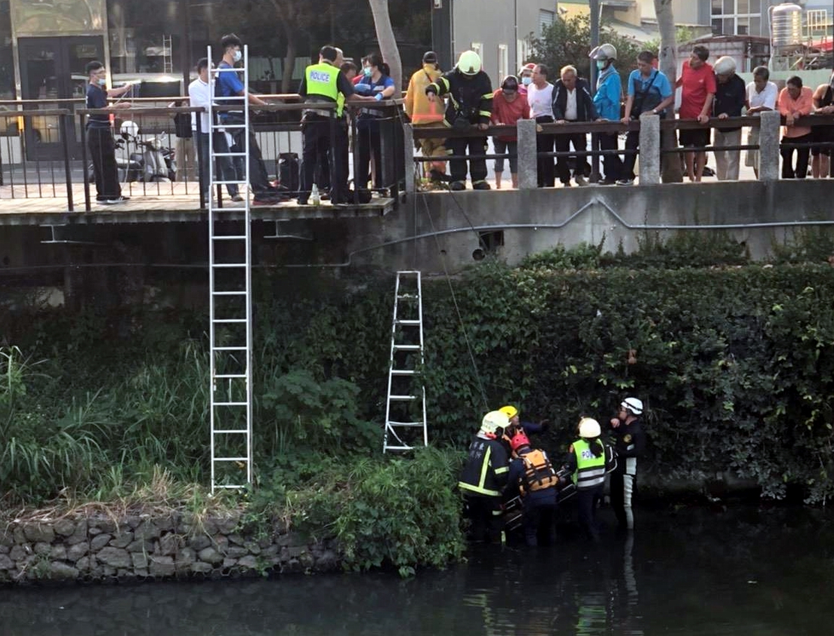 ▲屏東市一名裸身男子精神疾病症發作跳入萬年溪自殺，消防人員將救援梯架放置河畔臺階，建國所警員黃興祥、吳宜蓁俟機控制行動，最終成功化解危機，將林男送往醫院就診。（圖／記者黃正忠翻攝, 2020.12.03）