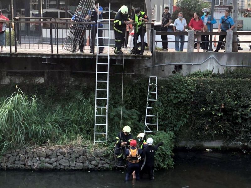 ▲警員吳宜蓁見到林男舉動即義不容辭下水協助,一方面柔聲勸說,另一方面警員黃興祥與消防救助人員俟機控制行動,迅速展開救援行動化解危機。(圖/記者黃正忠翻攝,