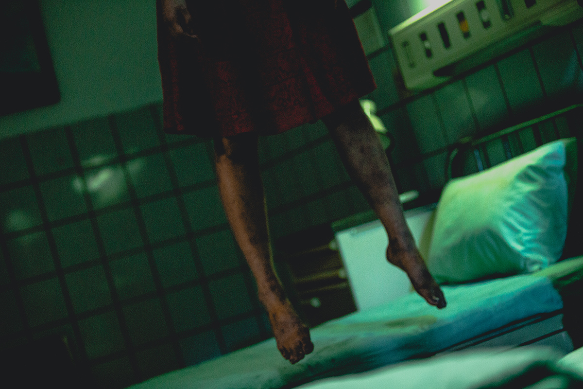 ▲導演疑似被《杏林醫院》中的紅衣女鬼纏身。（圖／海樂）