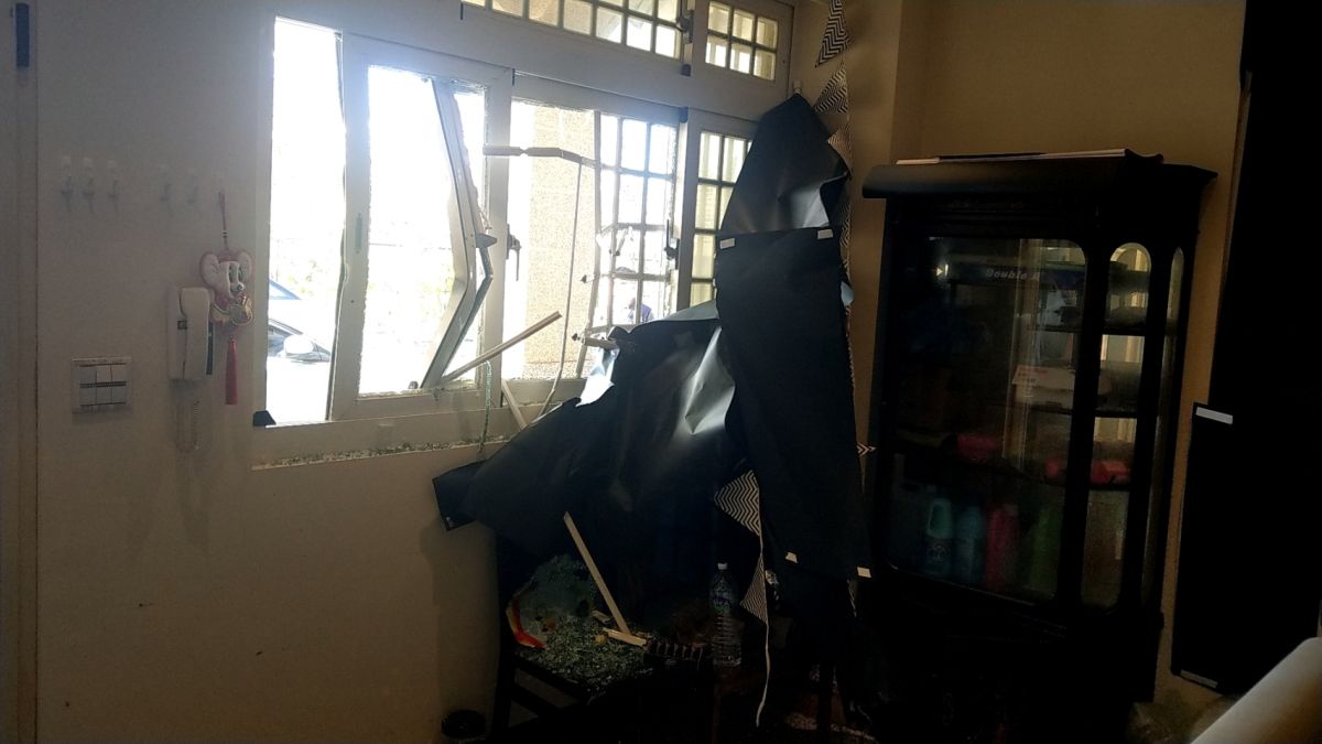 ▲詐騙集團砸下重金在龍潭租下豪宅農舍作為詐騙機房，還用黑布遮掩窗戶躲避檢警。（圖／記者李春台翻攝）