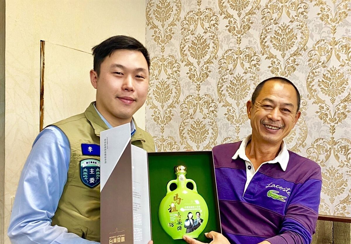 ▲民進黨連江縣黨部主委李問率團訪問澎湖，行程除了拜會前澎湖縣長陳光復、縣黨部主委盧長在等人之外，還與澎湖在地青年團體進行交流。（圖／民進黨澎湖縣黨部提供）