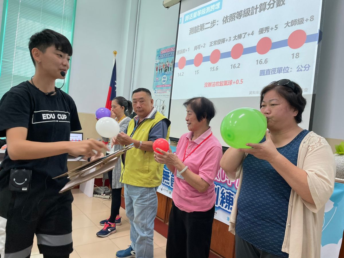 ▲長輩透過簡單的肢體運動與遊戲輔具來訓練肺活量減緩老化。（圖/國家廣播文物館提供）