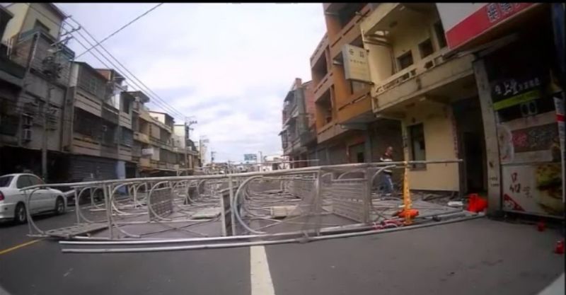 ▲員林市員集路、東彰路口,路邊整排民宅正在進行拆除重建工程,上午10點多整片3層樓高的鷹架竟應聲倒下,阻斷人車通行。(圖/記者陳雅芳翻攝,2020.12.