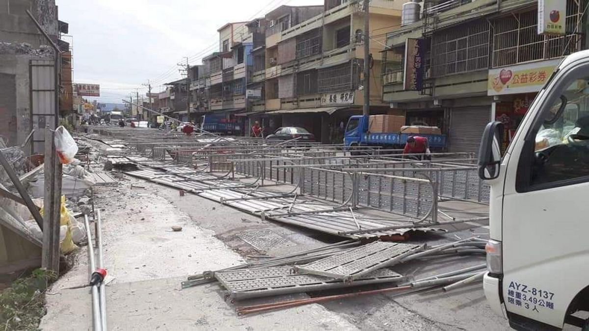 ▲員林市員集路發生一起工地鷹架倒塌意外，整排近40米長3樓高的安全網鷹架倒塌路面，幸好當時未有任何人車經過。（圖／記者陳雅芳翻攝，2020.12. 03）