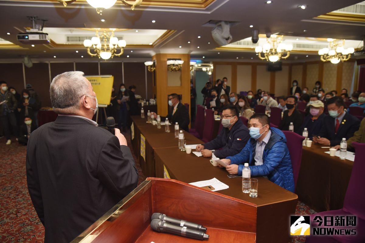 ▲多進口豬商今（ 3 ）日宣布，拒絕進口萊豬並自主標示無萊豬肉商品，但新北市議員陳明義質疑，仍有未簽署協議的業者可合法進口萊豬，應由政府做好源頭管控。（圖／記者陳明安攝）
