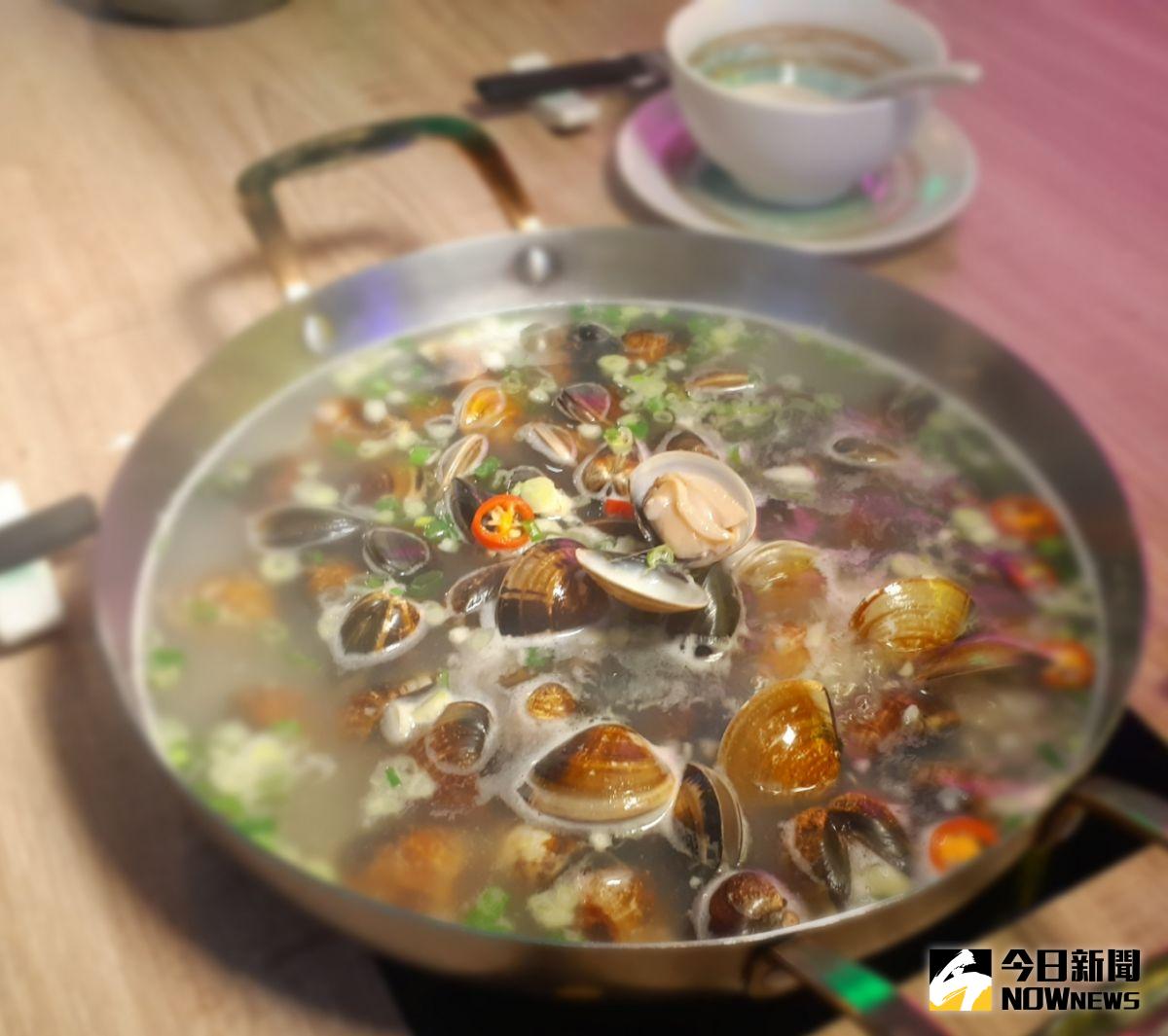 ▲「蛤?!」卜卜蜆打邊爐搶進台中市場，主角是蛤蠣，獨創黑蒜卜卜蜆鍋是入冬養生聖品。（圖／記者金武鳳攝)