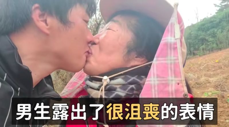 ▲網友發現兩人公開接吻影片中,男生眼神非常不真誠。(圖/翻攝DanQ頻道)