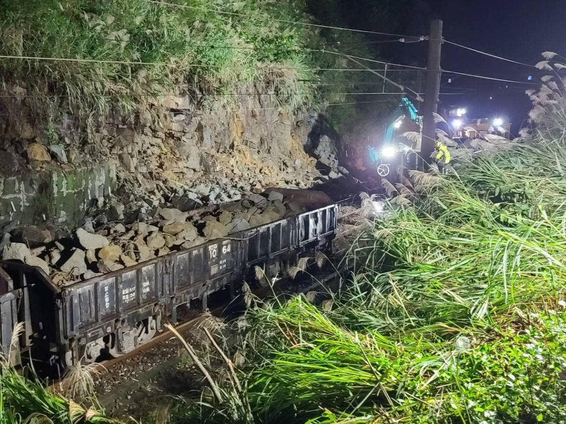 ▲受到連日豪雨影響，自今（ 4 ）日 08:30 起台鐵猴硐站至瑞芳站間目前路線中斷。（資料圖／台鐵）