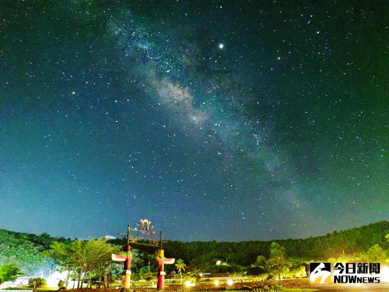 ▲小墾丁渡假村推動暗空計畫,讓夜行性動物有個棲身之所,意外引來被譽為幸運幸福之神的保育類貓頭鷹(領角鴞)在村內生兒育女。(圖/記者陳美嘉攝)