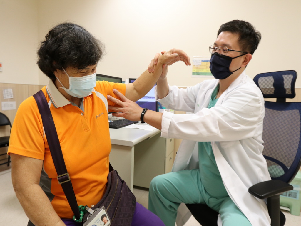 ▲五十肩合併滑囊炎，五十肩又稱冰凍肩，醫學上稱「沾黏性肩關節囊炎」(圖／林重鎣攝2020.12.4)