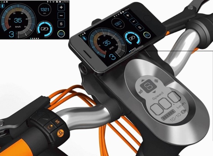 ▲BESV的數位彩色螢幕操作面板，提供輔助模式、速度、可騎乘距離、電量等完整騎乘資訊，還可一邊騎車一邊幫手機充電。（圖／資料照片）